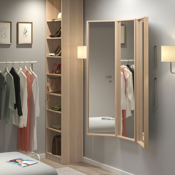 Modernes Schlafzimmer mit NISSEDAL Spiegel. Großer Lichtrahmen, minimalistisches Dekor, reflektiert den Raum, den Blickfang.