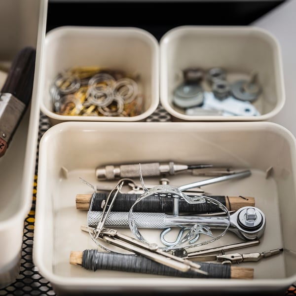 Organisierte Schublade mit NOJIG weißen Kunststoffboxen mit verschiedenen Metallwerkzeugen und Uhrenteilen, ordentlich angeordnet, geeignet für Eisenwaren oder Uhrmacherei.
