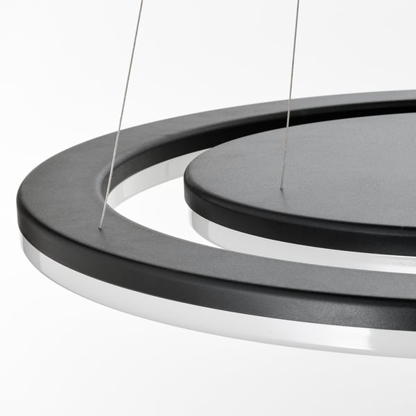 Moderne Pendelleuchte mit zwei ineinandergreifenden Ringen, die an dünnen Drähten aufgehängt sind und weiches, blendfreies Licht abgeben.