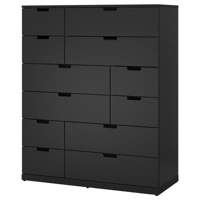 NORDLI schwarze Kommode mit 10 Schubladen: modern, hoch, rechteckig, glatte Oberfläche, robustes Design.