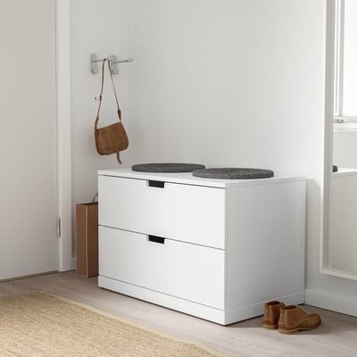 NORDLI Kommode mit 2 Schubladen und schwarzen Griffen, kompaktes Design.