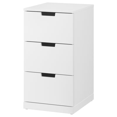 Weiße NORDLI Kommode, drei Schubladen, modernes minimalistisches Design, glatte Schubladenfronten.