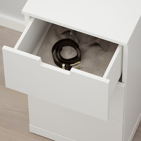 Offene weiße NORDLI-Schublade mit Blick auf einen Gürtel-Organizer im Inneren.