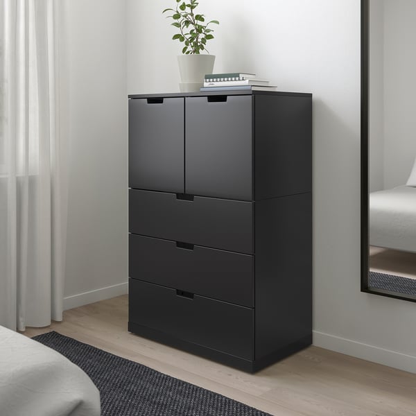 Moderne schwarze NORDLI-Kommode im Schlafzimmer, höher als Teppich, mit Schubladen und Schränken.