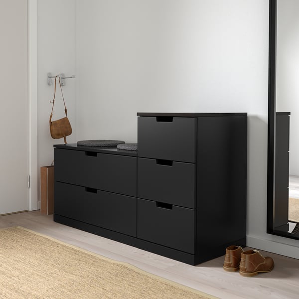 Die schwarze NORDLI Kommode mit 6 Schubladen eignet sich für enge Räume, mit modernem Design, glatt schließenden Schubladen und verstellbaren Füßen für unebene Böden.