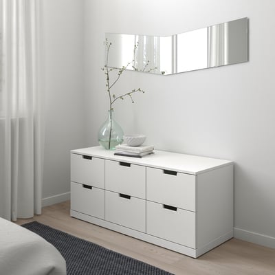 NORDLI Kommode mit 4 Schubladen, Spiegel oben, Dekorationsartikel oben.
