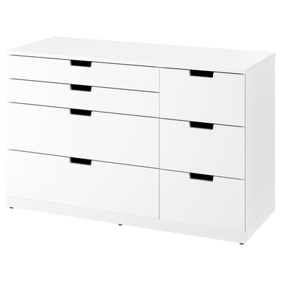 Weiße NORDLI-Kommode mit sechs Schubladen, modernes, minimalistisches Design.