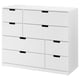 Eine weiße NORDLI Kommode mit 6 Schubladen. Modernes Design mit schwarzen Griffen, einer rechteckigen Form und klaren Linien für eine einfache Platzierung.