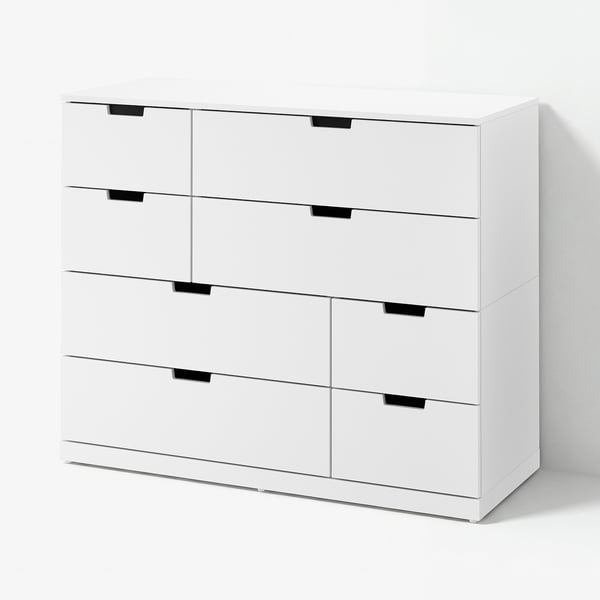 Weiße NORDLI 6-Schubladen-Truhe; modernes, minimalistisches, rechteckiges Design mit schlanken schwarzen Henkeln.