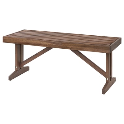 NORRMANSÖ dunkelbraune Holz-Outdoor-Bank mit Fischgrätmuster und robuster Akazienholzkonstruktion.