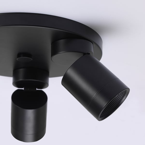 Schwarze Deckenleuchte mit drei verstellbaren Strahlern, modernes Design.