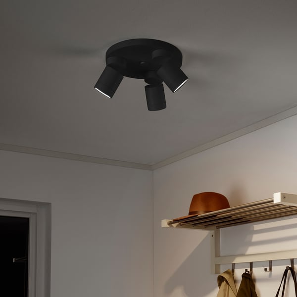 Schwarze Deckenleuchte mit drei verstellbaren Strahlern.