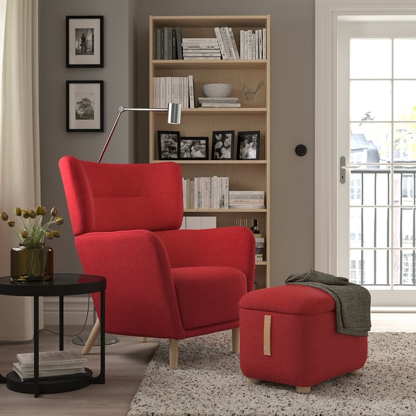 Roter OSKARSHAMN Ohrensessel & Hocker: gemütliches Design mit hoher Rückenlehne; Perfekt für die Leseecke.