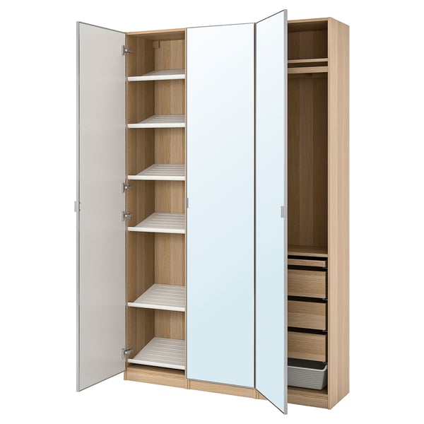 PAX-Kleiderschrank: schmale, helle Eiche, verspiegelte Türen, offene Laibungsböden, Schuhregal aus Metall, Soft-Close-Scharniere.