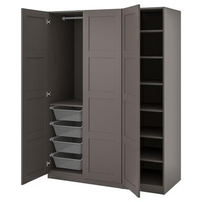 Ein offener grauer PAX-Kleiderschrank mit Netzkörben und Regalen zur Aufbewahrung.