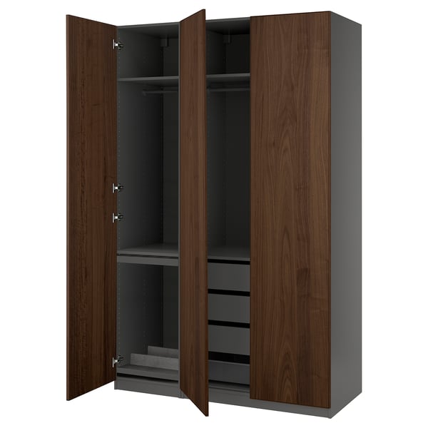 Dieses Bild zeigt einen offenen ikea PAX Kleiderschrank in dunkelbraun mit internen Einlegeböden und Schubladen.