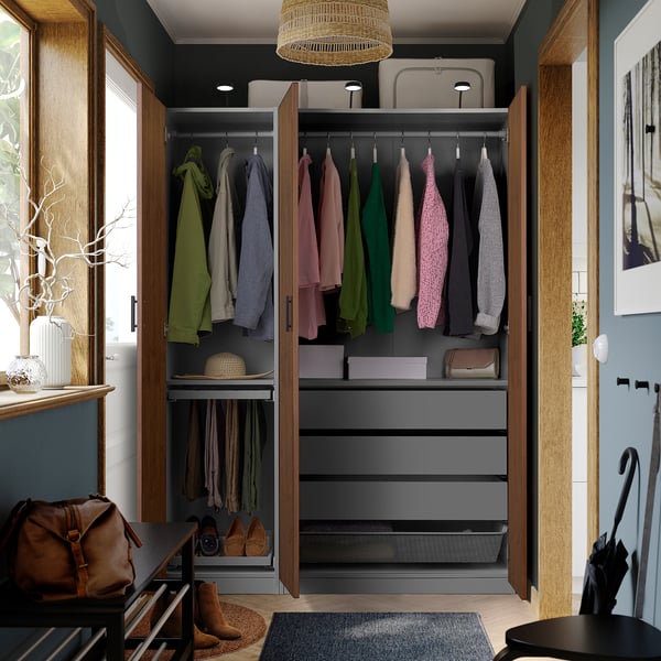 Moderner Kleiderschrank mit offenen Türen, in dem farbenfrohe Kleidung, Stauraum und Accessoires zu sehen sind.