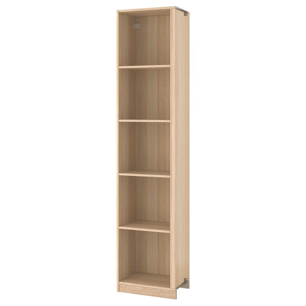 Ein hoher, hellbrauner Holzschrank namens PAX mit mehreren Regalen, der für die Aufbewahrung konzipiert ist.