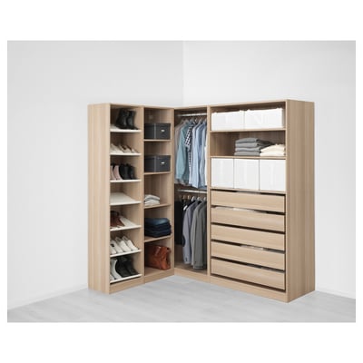 Zeigt einen Eckschrank aus Holz mit Regalen, Hängefläche und Schubladen; Es organisiert Kleidung und Schuhe.