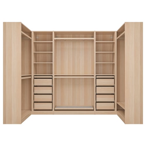 Ein heller PAX-Kleiderschrank aus Holz mit offenen Türen, Regalen, Schubladen und einer Kleiderstange.