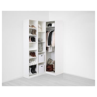 Offener Schrank mit Schuhen, Taschen und hängender Kleidung. Weiße Regale und Schubladen.