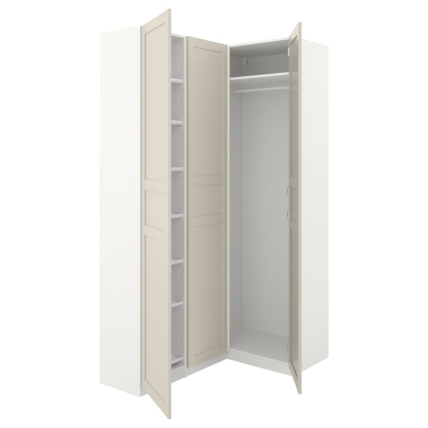 Ein cremefarbener IKEA PAX Kleiderschrank mit offenen Türen, die den Blick auf Regale und eine Kleiderstange freigeben.