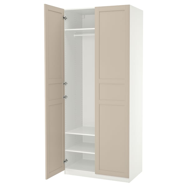 Ein offener beige-weißer PAX-Kleiderschrank mit einer Tür, in dem Regale und eine Hängestange ausgestellt sind.