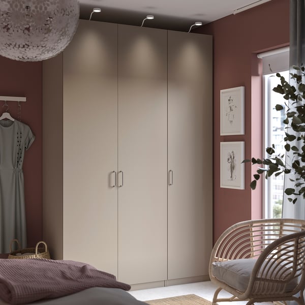 Beige PAX Kleiderschrank, Rattan Stuhl, graue Wände & Kunst