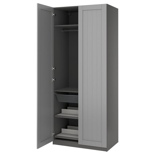 Ein offener grauer PAX-Kleiderschrank mit Regalen und einer Aufhängestange.