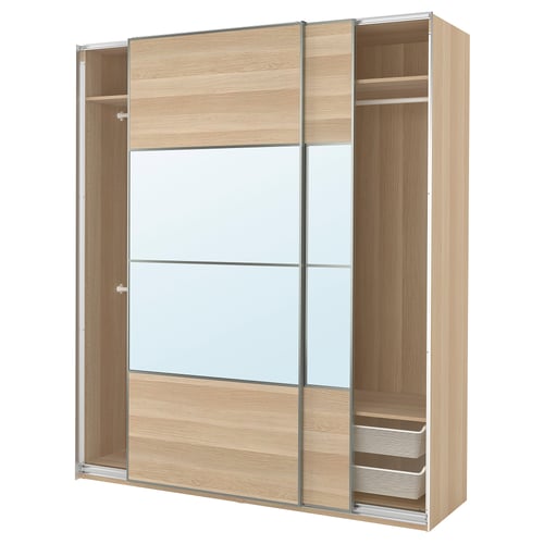Ein offener PAX-Kleiderschrank aus Holz mit verspiegelten Schiebetüren, Regalen und einem ausziehbaren Aufbewahrungskorb in hellbeiger Ausführung.