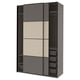 PAX Kleiderschrank, schwarz und beige, modernes minimalistisches Design mit Schiebetüren und Netzkorb, Faserplatten- und Spanplattenkonstruktion.