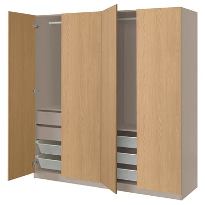 PAX-Kleiderschrank aus Holz mit Netzkörben, Schubladen und offenen Fächern. Hellbeige Oberfläche, modernes Design.