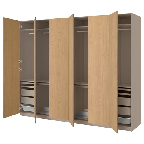 Ein hellbrauner PAX-Kleiderschrank mit mehreren Fächern und Regalen für eine organisierte Aufbewahrung. Es verfügt über Schubladen und eine Hängepartie.