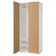 Ein heller PAX-Kleiderschrank aus Holz mit einer offenen Tür, die eine Kleiderstange und ein Regal im Inneren freigibt.