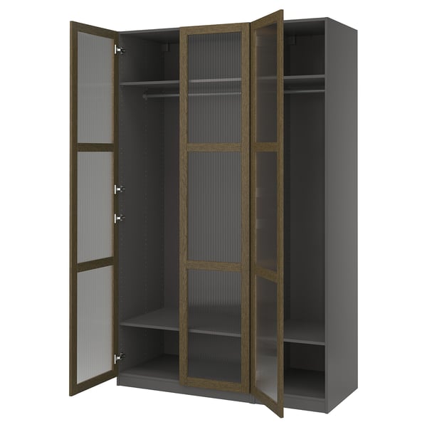 PAX-Kleiderschrank - große, graue Holztüren mit Glasscheiben, offen mit Regalen und Kleiderbügeln.