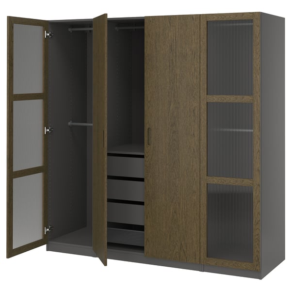 PAX-Kleiderschrank: dunkles Holz, hoch, rechteckig, offene Türen, die Regale, Kleiderbügel und Schubladen freigeben.