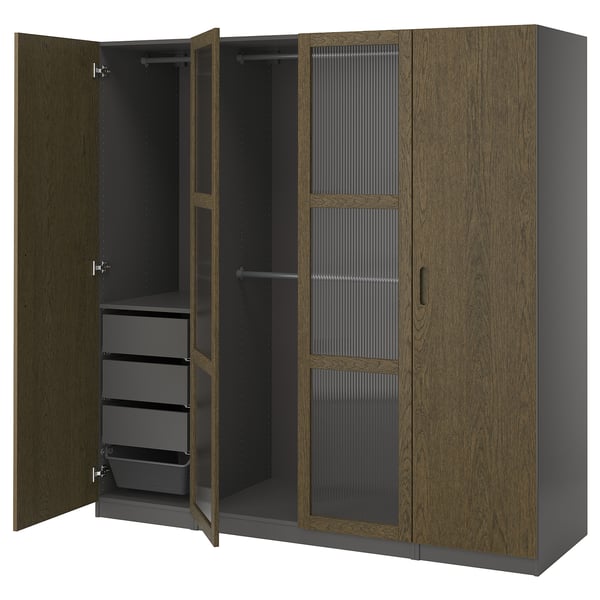 PAX-Kleiderschrank, offenes dunkles Holzfinish, mit Schubladen und Regalen, mit schlanken Griffen.