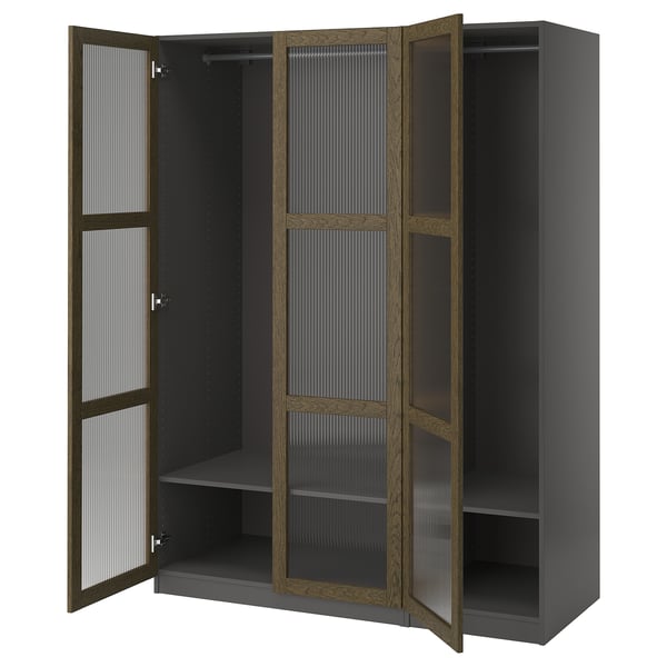 Grauer PAX-Kleiderschrank, offene Türen, Holzrahmen, Glasscheiben, stilvolles Design.