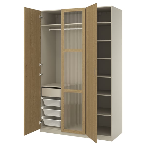 Ein PAX-Kleiderschrank aus heller Eiche mit offenen Türen, mit Regalen und Schubladen im Inneren.