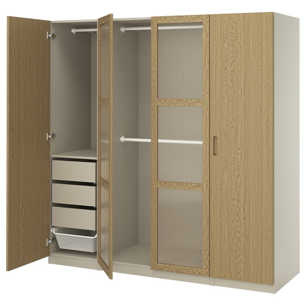 PAX-Kleiderschrank aus heller Eiche, offene Türen, die die Hängestange und die Regale freilegen, mit Schubladen an der Unterseite.
