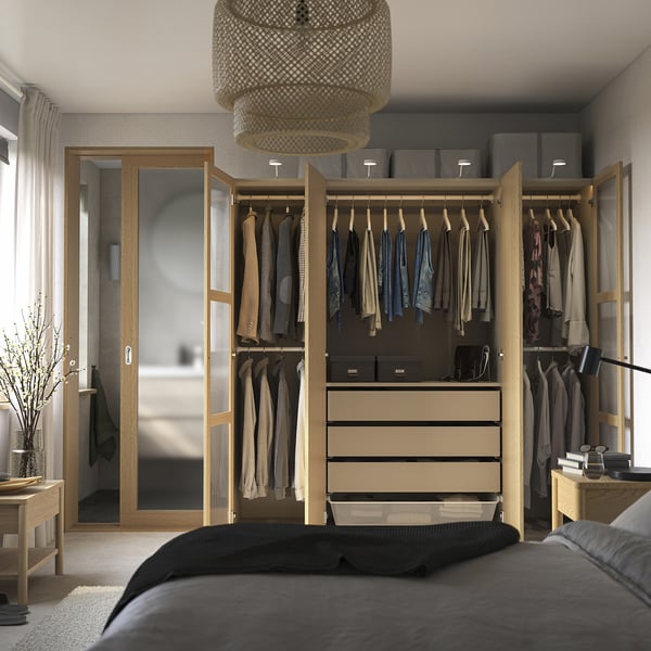 Modernes Schlafzimmer mit großem Holzschrank, Glastüren und organisiertem Interieur.