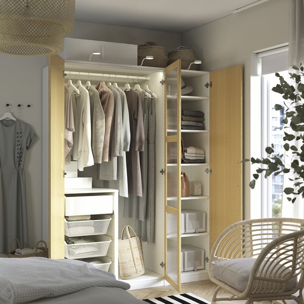 Offener Kleiderschrank mit Kleidung, Regalen und Stauraum.