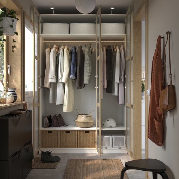 Moderner Kleiderschrank mit Kleidung, Regalen und Mülleimern. Beleuchtung, verstellbare Füße und Dämpfer für einen reibungslosen Verschluss.