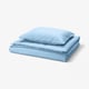Hellblaues Bettdeckenset, glatt, rechteckig, mit Pop-Button-Verschluss.