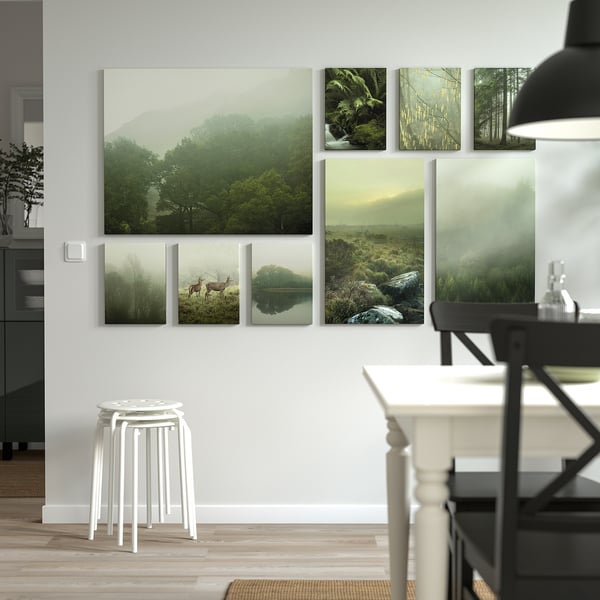 Rasterdisplay mit Naturfotos in neutralen Tönen, zentralem, ruhigem Wald, Hocker und Stuhl.