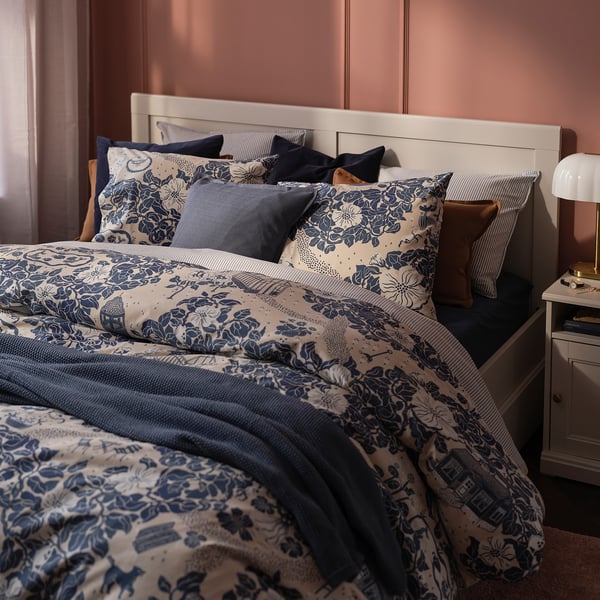 PJÄXE Bettdeckenset, weiß-blau geblümt, Baumwolle/Lyocell-Mischung, passt zu einem großen Bett mit filigranen Mustern.