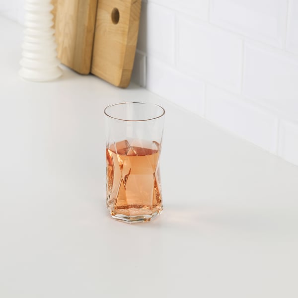 Ein Glas rosafarbene Flüssigkeit mit Eis, das das schlanke, facettierte Design von PALTERA präsentiert.