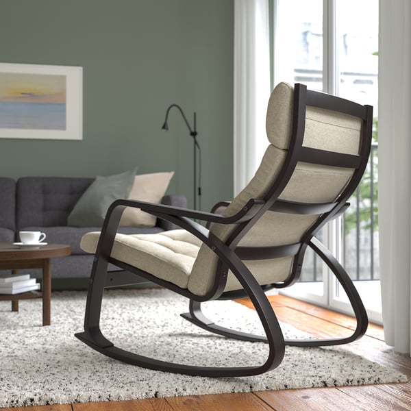Bequemer Schaukelstuhl mit geschwungenen Linien und gepolstertem Sitz im Wohnzimmer, der Entspannung und Nackenstütze bietet.