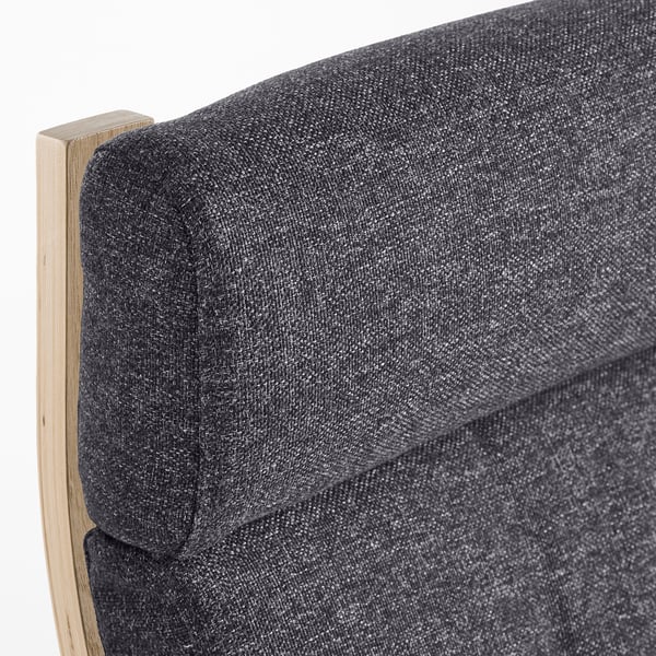 Nahaufnahme eines modernen Sessels mit grauem Tweed-Bezug und Holzarmlehnen, der seine hohe Rückenlehne und seine weiche Polsterung zur Geltung bringt.