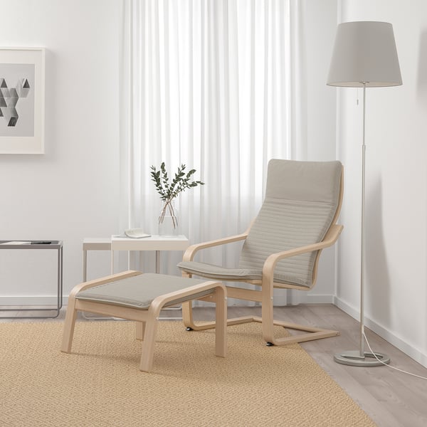 Zeitgenössisches Wohnzimmer mit POÄNG Stuhl, Fußhocker, Lampe, Pflanze, Teppich, Kunst, Vorhängen.